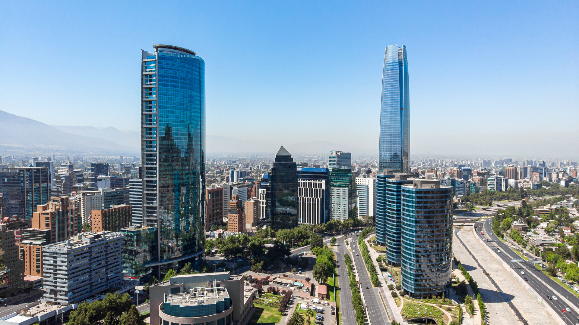 Vista de edificios corporativos en Santiago
